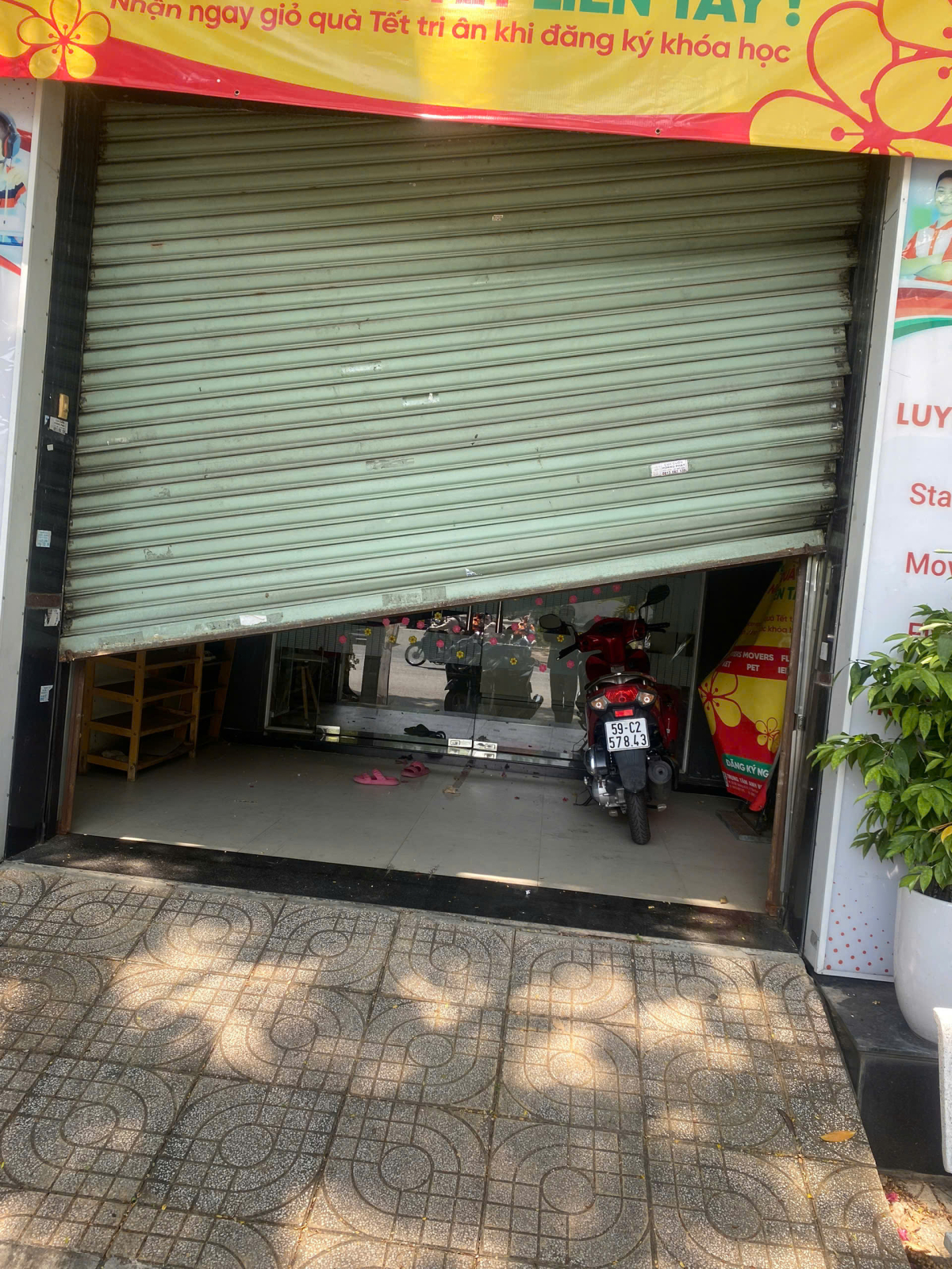 ĐỨT LÁ ĐẦU TRỤC - SẬP CỬA CUỐN DO VƯỚNG VẬT CẢN