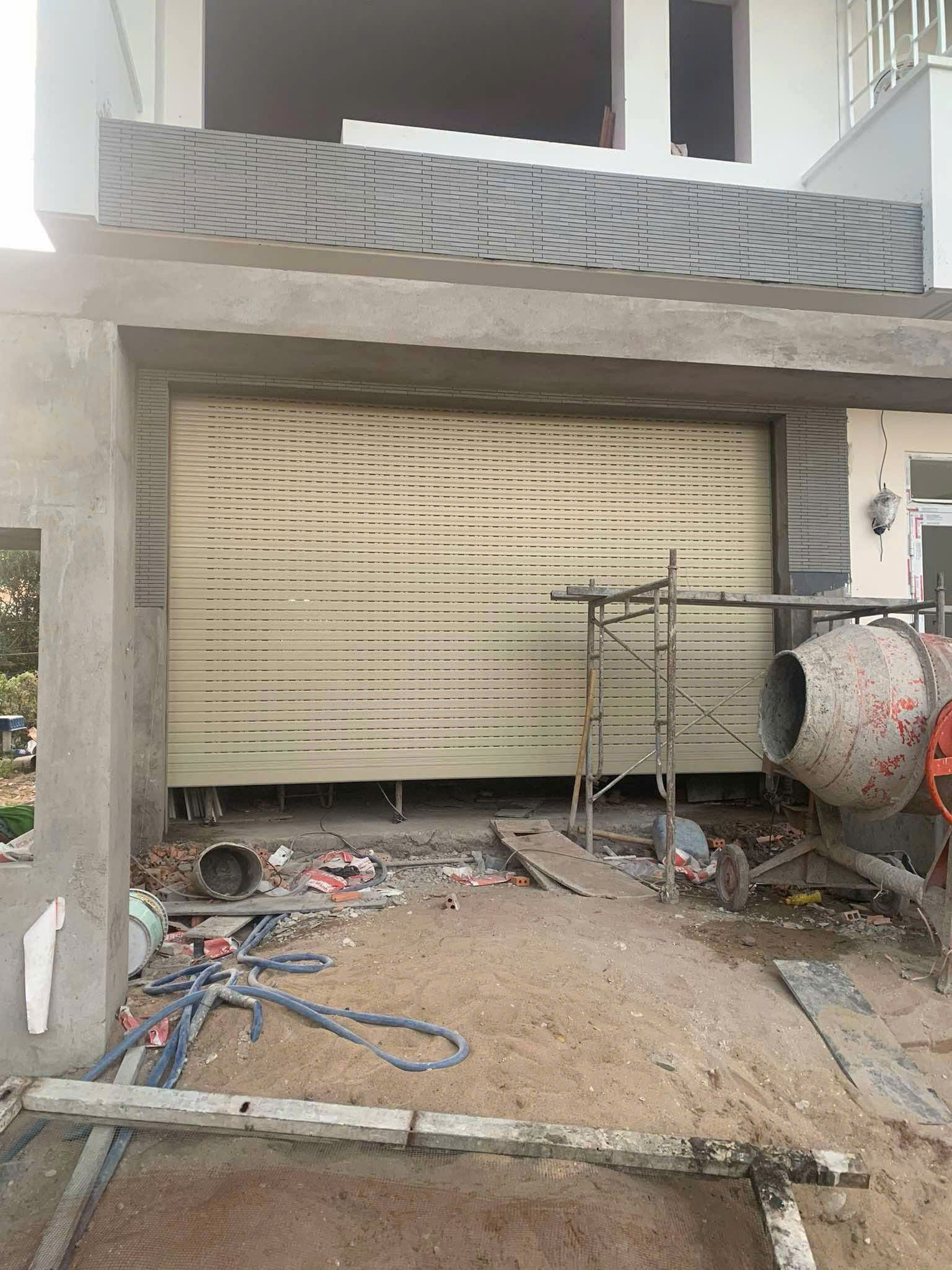 Thay lá cửa cuốn giá rẻ Bùi Văn Ba – Giải pháp tối ưu giúp cửa vận hành bền bỉ