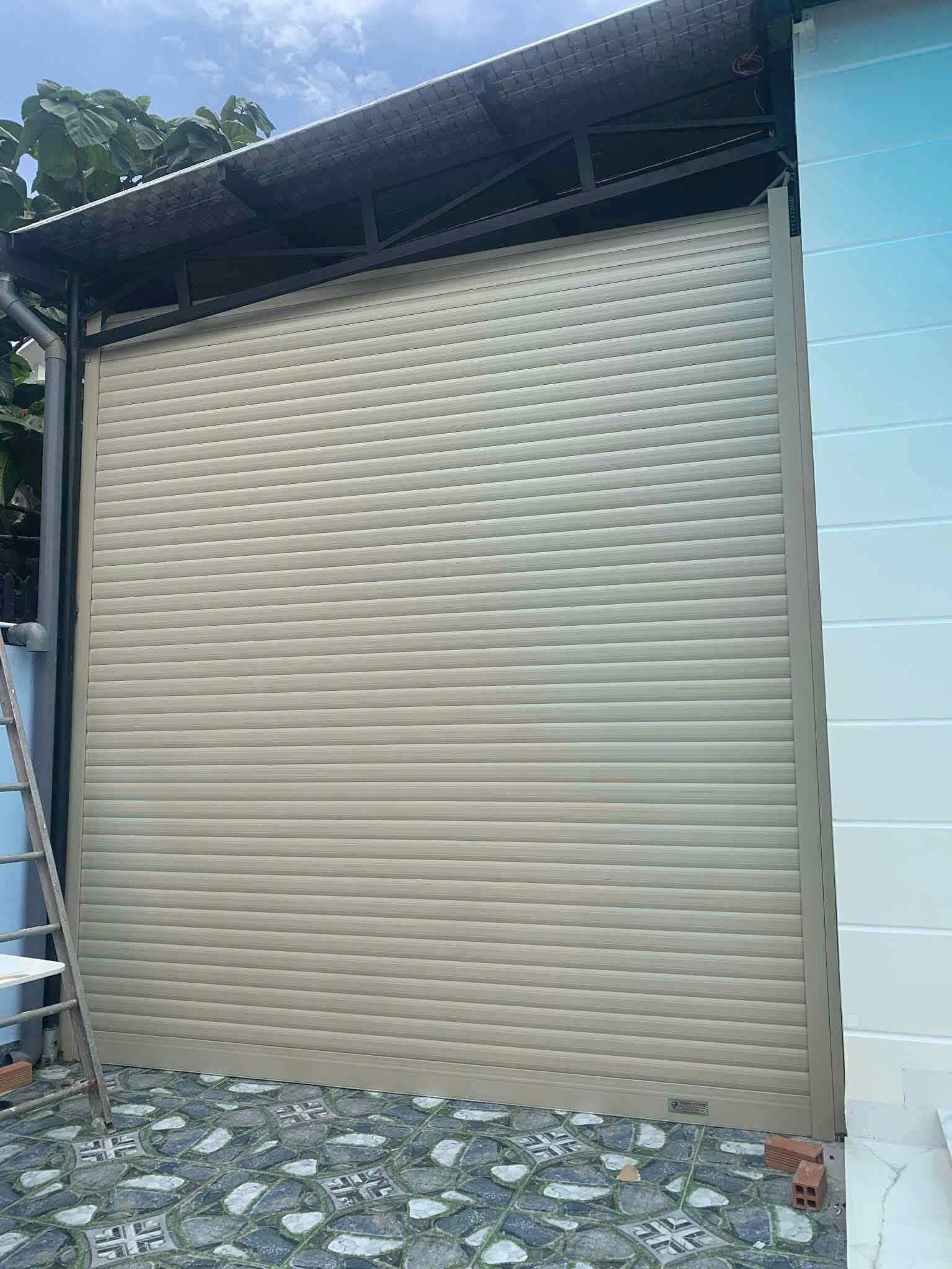 Thay lá cửa cuốn giá rẻ Bình Thuận – Giải pháp tiết kiệm và an toàn cho mọi công trình