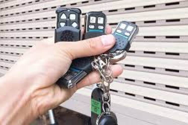 Sửa khóa cửa cuốn, Remote không bấm lên/xuống được